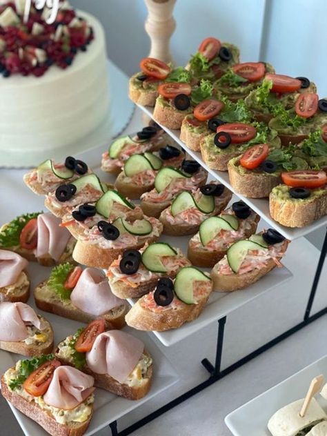 35+ Gorgeous Mothers Day Brunch Ideas To Show Your Love - HubPages Mothers Day Brunch Ideas, Favorite Breakfast Recipes, Party Food Buffet, Small Kitchen Ideas, Brunch Buffet, Party Food Platters, Summer Corn, Boat Food, Lake Food