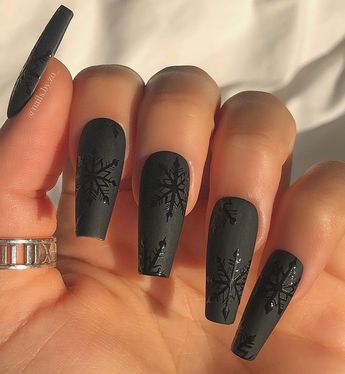 25 Cute and Festive Christmas Nail Ideas to Try This Year – May the Ray Snowflakes Nails, Christmas Nail Ideas, Matte Black Nails, The Ray, Snowflake Nails, Black Christmas, Christmas Nail Designs, Christmas Nail, Nail Games