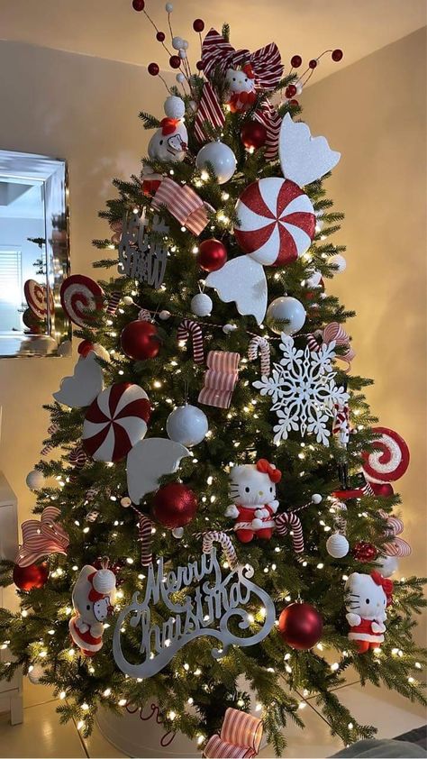 Candyland Christmas Tree Ideas, Christmas Tree Candy Theme, Christmas Trees Decor Ideas, Gingerbread Christmas Tree Ideas, Candy Cane Tree, Photography Snow, Pretty Christmas Decorations, Usa Christmas, Candy Cane Christmas Tree