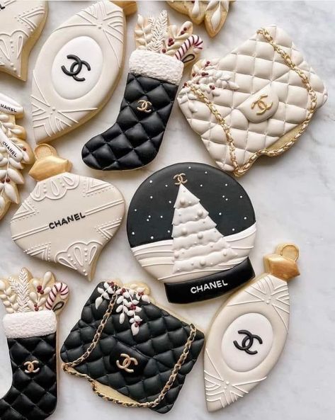 Chanel Cookies, Chanel Christmas, Tea Photo, Chanel Couture, Fancy Cookies, Xmas Cookies, Christmas Cookies Decorated, Christmas Sugar Cookies, Cookie Icing