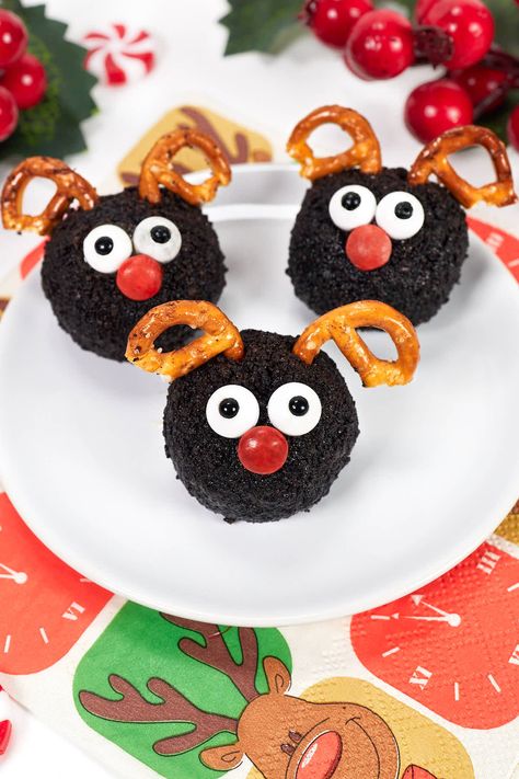 Reindeer Oreo Cookie Balls · jellojoy Oreo Reindeer Balls, Reindeer Oreo Balls, Oreo Reindeer Cookies, Reindeer Oreos, Oreo Reindeer, Christmas Dessert Drinks, Easy Sweet Treats, Oreo Cookie Balls, Bake Christmas