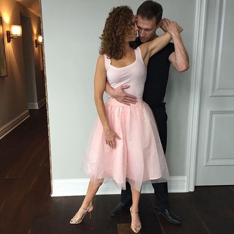 Pin for Later: 36 Couples Costume Ideas That Are Ridiculously Cheap Baby and Johnny From Dirty Dancing Halloween Costume Couple, Couples Costumes Creative, Meme Costume, Funny Couple Halloween Costumes, Halloween Parejas, Best Couples Costumes, Halloween Creative, Carnaval Costume, Cheap Halloween Costumes