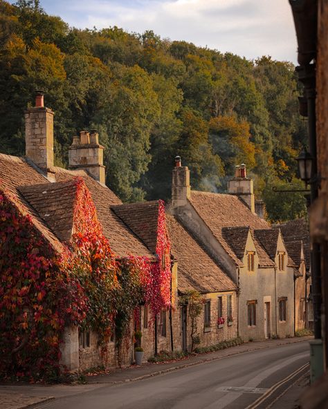 The prettiest Cotswolds villages to visit this autumn ⬇️✨🕯️🍂 Comment COTSWOLDS for my free ultimate Cotswolds travel guide 🍁🍂 Castle Combe Bibury Stow-on-the-Wold Snowshill Broadway Bourton-on-the-water Lacock Village 📍 The Cotswolds, England #england #visitengland #lovegreatbritain #visitbritain #thecotswolds #wiltshire #autumnaesthetic #autumnvibes #fallvibes #darkacademia #darkacademiaaesthetic #englishvillage #villagelife #darkaesthetic #uktravelblogger #uktravelguide #prettiestvill... The Cotswolds England, Bourton On The Water, Cotswold Villages, Cotswolds England, Castle Combe, English Village, Visiting England, The Cotswolds, Village Life