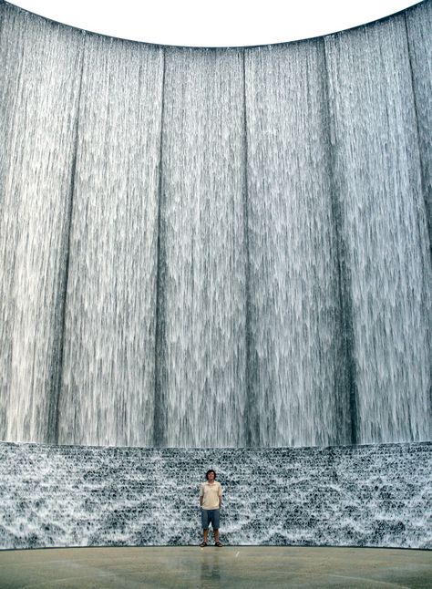 To give you an idea of how big this water wall really is! The Waterwall in Houston TX Water Wall Architecture, Water Design Architecture, Cantilever Architecture, Water Wall Fountain, Water Architecture, Water Curtain, Water Feature Wall, Outdoor Space Design, Indoor Waterfall