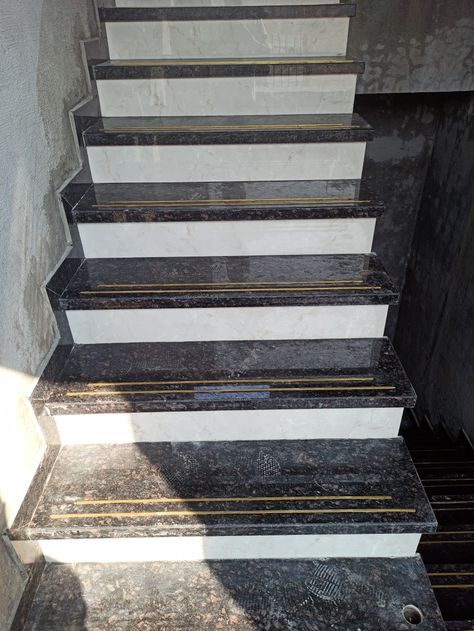 Granite Stairs Design Modern, Stairs Tiles Design, Granite Steps, Granite Stairs, Granite Design, Sky Ceiling, Types Of Stairs, Staircase Design Modern, Staircase Railing