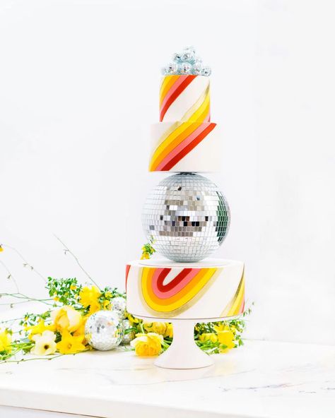 This retro, disco wedding cake is blowing our minds with its optical illusion style décor! So fun and vibrant, this cake is bound to put a smile on your face! Venue: theeastangel Planning/Design: anythingbutgrayevents Photographer: peterson.design.photo Flowers: flowersbyladybuggs Backdrop: westandrose Disco Balls: abfabevents Cake: sugarstudiola 70s Retro Wedding Cake, Disco Wedding Cake, Modern Retro Wedding, Most Beautiful Wedding Cakes, 70s Inspiration, Taylor Wedding, Disco Wedding, Boho Cake, Boho Wedding Cake