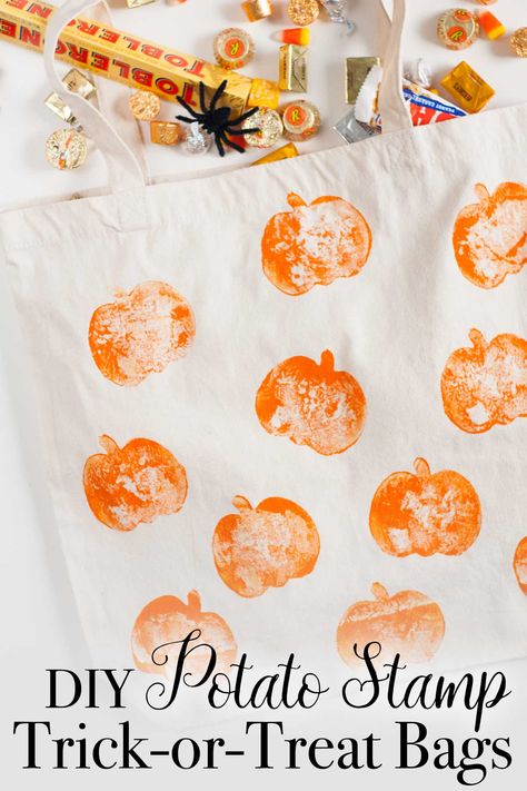 Sturdy reusable canvas bags are perfect for trick-or-treating, especially when you decorate them yourself using homemade potato stamps and craft paint. Diy Halloween Trick Or Treat Bags, Halloween Bags Diy, Potato Stamps, Halloween Treat Bags Diy, Diy Treat Bag, Decorated Tote Bags, Painted Canvas Bags, Diy Halloween Treats, Canvas Bag Diy