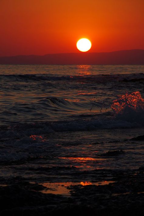 Dark Beach Sunset, Dark Red Sunset, Beach Sunset Pictures, Beach Foto, Dark Beach, Instagram Projects, Red Beach, Red Sunset, Creative Profile Picture