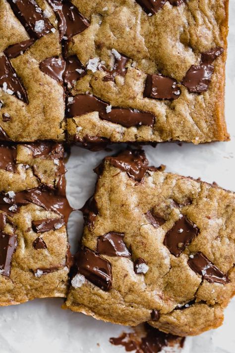 35 MIN RECIPE! Ultra flavorful Gooey Chocolate Chunk Blondies are ridiculously chewy, gooey, and absolutely loaded with chunks of chocolate. No mixer required! Chocolate Chunk Blondies, Chocolate Goodies, Dessert Squares, Handle The Heat, Sweet Bites, Chocolate Chip Cookie Bars, Gateaux Cake, Chocolate Chunk, Bar Cookies