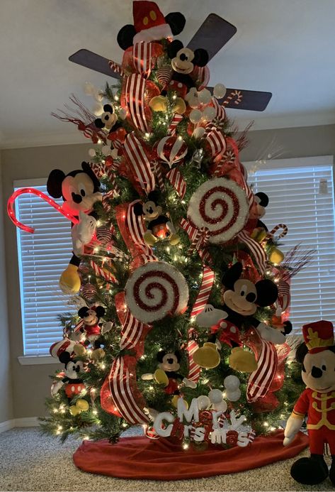 Mickey And Minnie Christmas Tree, Disney Christmas Tree Decorations, Creative Christmas Decorations, Disney Tree, Mickey Mouse Christmas Tree, Mickey Mouse Decorations, Disney Christmas Decorations, Disney Christmas Tree, Elf Christmas Tree