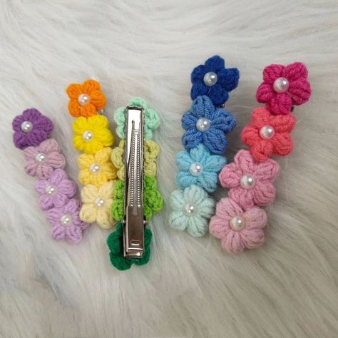 crochet hair pins Crochet Hair Pin, Crochet Accessories Ideas, Handmade Hair Accessories Diy, Crochet Accessories Jewelry, Crochet Hair Bows, Bandeau Au Crochet, Bracelet Crochet, Crochet Hair Clips, Confection Au Crochet