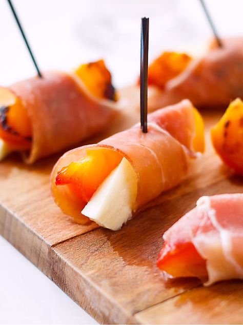 Wrapped Grilled Peaches recipe Proscuitto Appetizers, Peach Appetizer, Fruit Appetizers Easy, Peach Food, Grilled Peaches Recipe, Prosciutto Recipes, Cheese Slice, New Year's Eve Appetizers, Fruit Appetizers