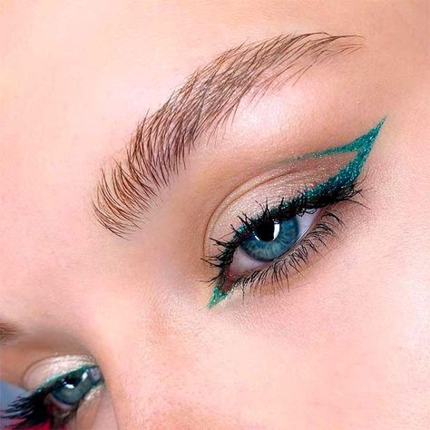 Eye Liner Tips, Concert Ed Sheeran, Eyeliner Idea, Color Eyeliner Makeup, Neon Eyeliner, Make Up Tattoo, Double Winged Eyeliner, Creative Eyeliner, Colored Liner