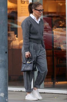 Milan Work Outfit, Jlo Street Style, Jennifer Lopez Street Style, Coffee Outfits, Minimalist Chic Outfit, Postpartum Style, Grey Pants Outfit, Postpartum Fashion, Coffee Outfit