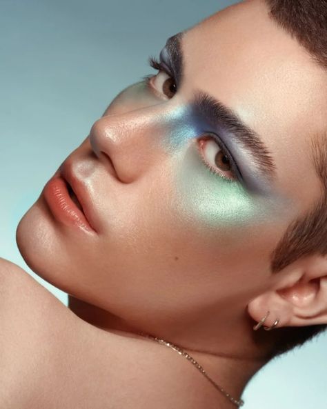 Hologram 3.0 The metaverse enables the expansion of the boundaries of all disciplines as we know them into a new, artificial realm. It served as inspiration for the creation of this avant-garde men's beauty editorial and holographic makeup. Creative Director/Photographer/Retoucher: Víctor Gómez @victorgomez_studio Makeup Artist: Varo Cianca @artisticvaro Male Model: Gio Martini Ripoll @giomripoll Assistant: José López @jotad.raw Male Model: Pablo Herrador @pabloherradoor Editor-in-chief:... Chrome Makeup Look, Avante Garde Makeup, Guard Makeup, Chrome Makeup, Editorial Makeup Creative, Abstract Makeup, Futuristic Makeup, Avant Guard, Holographic Makeup