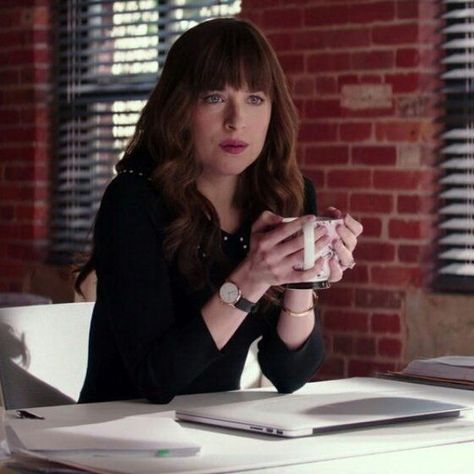 Anastasia Steele Outfits, Dakota Johnson Bangs, Dakota Johnson Street Style, Anastasia Grey, Dakota Johnson Style, Fifty Shades Movie, Ellen Pompeo, Anastasia Steele, Fav Movies