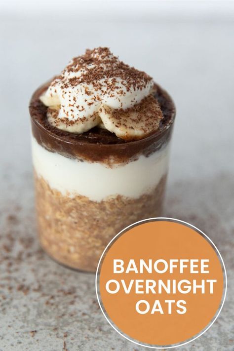 These banoffee overnight oats are a healthy spin on the classic British dessert pie. Banoffee Baked Oats, Banoffee Overnight Oats, Mars Overnight Oats, Savoury Overnight Oats, Savory Overnight Oats, Weetabix Recipes, Overnite Oats, Tiramisu Overnight Oats, Best Overnight Oats Recipe