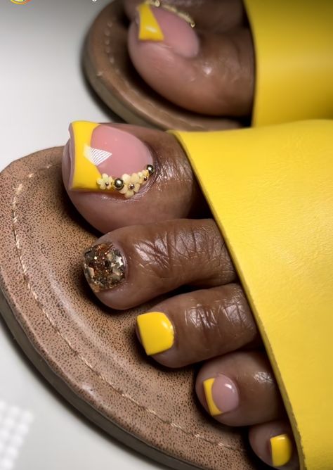 Gel Pedicure Ideas Winter, Yellow Toe Nail Designs, Orange Toe Nail Designs, Brown Toe Nails, Pedicure Yellow, Yellow Toes, Orange Toe Nails, Yellow Toe Nails, Jelly Pedicure