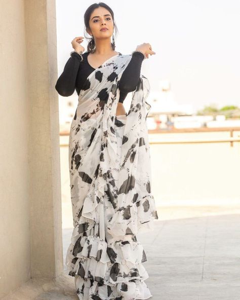 Blouse Designs Simple, Tie Dye Saree, Tie And Dye Saree, Blouse Designs For Saree, Black And White Saree, Sarees Design, Simple Saree Designs, Indian Sari Dress, Traditional Blouse Designs