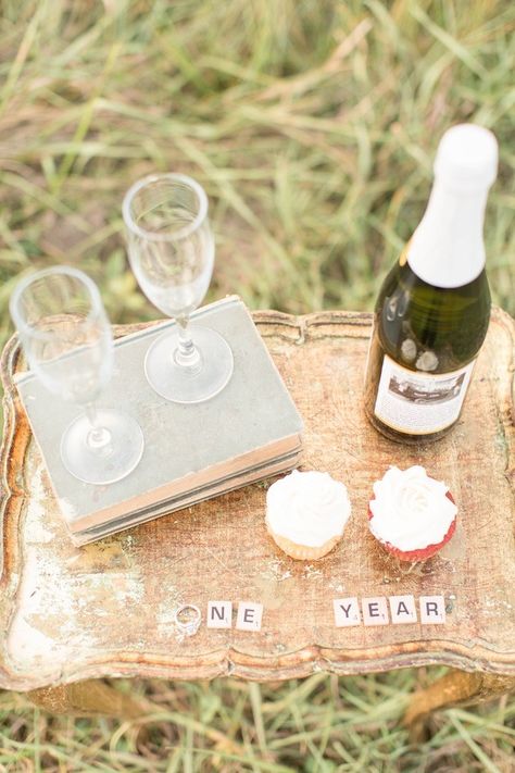 Wedding Anniversary Photo Shoot Ideas, First Anniversary Pictures, Anniversary Picture Poses, 20th Anniversary Ideas, Wedding Anniversary Pictures, Anniversary Photo Shoot, Happy Anniversary Cakes, Anniversary Photography, Wedding Anniversary Photos