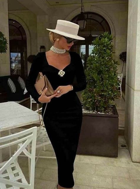 Elegant Outfit With Hat, Mafia Outfits Female Aesthetic Classy, Old Hollywood Outfit Ideas Casual, Expensive Outfits Baddie, Mafia Outfits Female, Lawyer Bae, Female Elegance, Rich Outfits, Race Outfit