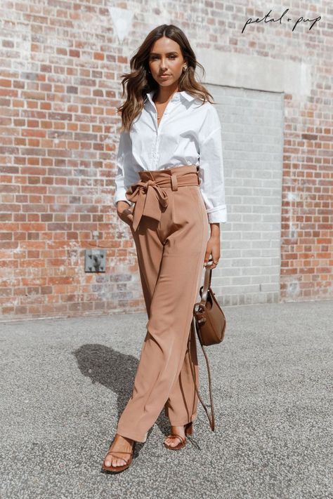 Fall work outfit, cute fall work outfit, fall work outfit ideas, fall workwear, high waist trousers, tan trousers, tan high waist pants, white blouse Fall Minimalist Outfit, Reinvent Myself, Fall Work Outfit, Fall Work Outfits, Clothes Capsule Wardrobe, Cute Office Outfits, Fall Workwear, Outfits Petite, Tan Pants