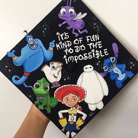 Disney Grad Caps, Cap Decoration Graduation, Graduation Cap Designs College, Disney Graduation Cap, College Graduation Cap Ideas, Funny Graduation Caps, Cap Decoration Ideas, Creative Graduation Caps, Grad Hats