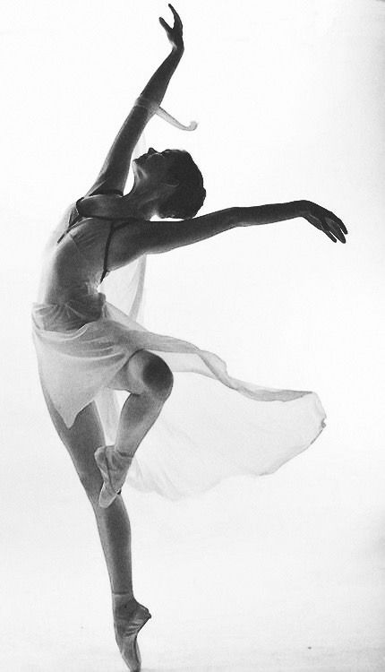 Ballet Dance Photography, Dance Aesthetic, Dance Picture Poses, Dancer Photography, Dance Photography Poses, Ballerina Art, Ballet Poses, Action Pose, Ballet Art