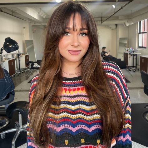 Fall Hairstyles with Curtain Bangs 2024 - 26 Ideas, Trends, and Tips Straight Hair Layered, Bangs 2024, Hairstyles With Curtain Bangs, Cute Updos, Hair 90s, Hair Layered, Messy Waves, Golden Blonde Highlights, Fall Hairstyles