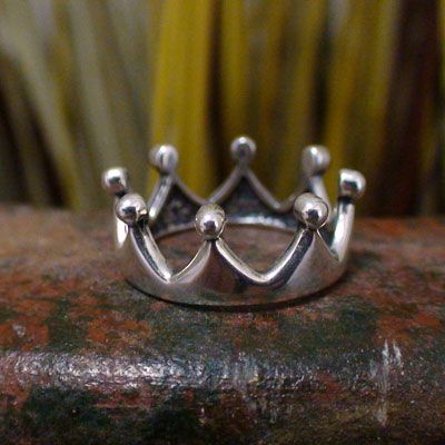 royalty ring  :) Crown Rings, Mens Silver Ring, Royalty Crown, Gold Bar Earrings Studs, Silver Crown Ring, Gold Iphone Case, King Ring, Queen Rings, Tiara Ring