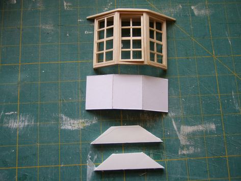 Cardboard Dollhouse, Dollhouse Diy, Dollhouse Miniature Tutorials, Miniature Tutorials, Cardboard Sculpture, Doll House Plans, Diy Doll Miniatures, Interior Windows, Dolls House Interiors