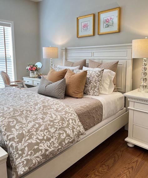 Guest Room Beige Walls, Guest Room Decor Ideas Modern, Decor For Guest Bedroom, Most Calming Bedroom Colors, Paint For Guest Bedroom, Guest Bedroom Ideas 2023, Small Guest Room Ideas Farmhouse, Paint Color For Guest Bedroom, Cozy Guest Room Decor