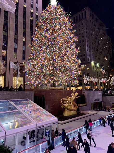 #nyc #nyctrip #rockefeller #rockefellercenter #iceskates #iceskating #thingstodo #placestovisit #placestotravel #placestogo #thingstodo #christmas #christmasdecor #christmastree Rockerfella Christmas Tree New York, Rockerfella Christmas Tree, Rockefeller Center Christmas Tree, Rockefeller Center Christmas, New York Winter, Nyc Christmas, Rockefeller Center, Hari Raya, Nyc Trip