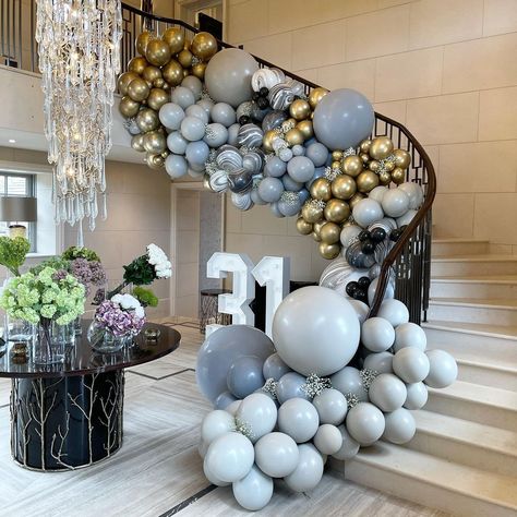 Balloons On Banister, Staircase Balloon Decoration, Balloon Staircase Decor, Balloons On Staircase, Staircase Balloon Garland, Balloon Staircase, Porch Stairs, Stair Banister, Balloon Creations