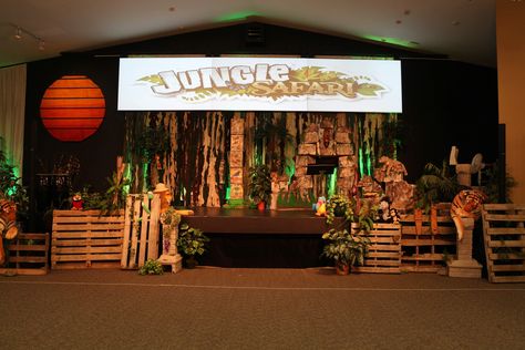 Jungle Safari stage at my church! Safari Vbs, Jungle Theme Decorations, International Decor, Jungle Balloons, Jungle Decorations, Vbs Themes, Safari Decorations, Diy Swimming Pool, Search Google