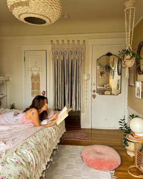 safe space forever ☁️🌸✨ #auradreamscape 🫶🏼 Split Room Ideas, Baby Pink Room, Bed Layout, Brown Rooms, Retro Interior Design, Livingstone, Redecorate Bedroom, Pretty Room, Dream Apartment