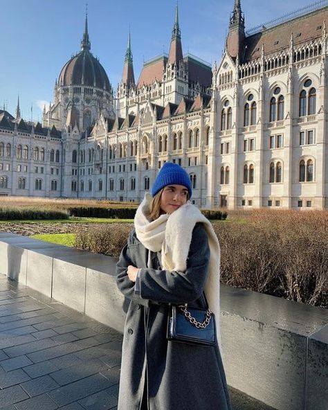 Budapest Fall Outfit, Pose Ideas Travel, Photos In Budapest, Budapest Style Outfits, Photo Ideas Budapest, Budapest Winter Outfit, Budapest Hungary Outfits, Budapest Outfit Winter, Budapest Instagram Spots