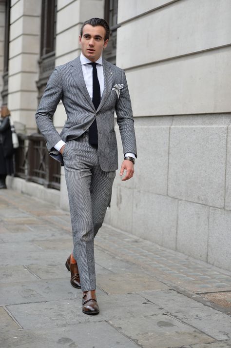 Street Style Suit, Mens Suit Style, Street Style Photography, Grey Suit Men, Geek Clothes, Suits Men Business, Mens Fashion Business Casual, Mens Fashion Business, Designer Suits For Men