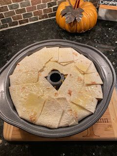 The Electrician's Wife Cooks: Upside Down Bundt Pan Taco Ring Upside Down Tacos, Upside Down Taco In Bundt Pan, Bundt Pan Tacos, Bunt Pan Taco Ring, Taco Bake In Bundt Pan, Upside Down Taco Ring, Bundt Pan Taco Ring, Flower Tortilla Recipe, Taco Crescent Ring