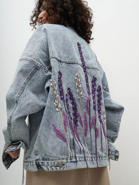 Jean Jacket Embroidery, Embroidery Blazer, Jean Jacket Design, Embroidery Jeans Diy, Clothes Embroidery Diy, Upcycle Clothes Diy, Denim Art, Tee Shirt Fashion, Diy Jacket