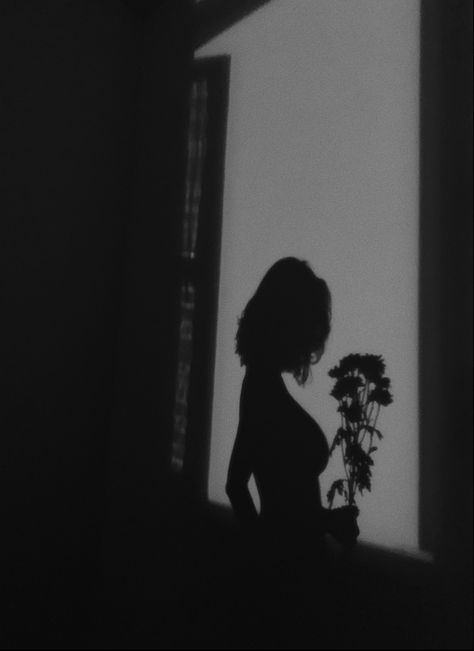 Short Hair Shadow Aesthetic, Flowers In Hair Aesthetic Faceless, Short Hair Woman Aesthetic Faceless, Short Dark Hair Aesthetic Faceless, Brunette Woman Aesthetic Faceless, Black Short Hair Aesthetic Faceless, Short Dark Brown Hair Aesthetic, Short Brown Hair Aesthetic Faceless, Woman Shadow Aesthetic