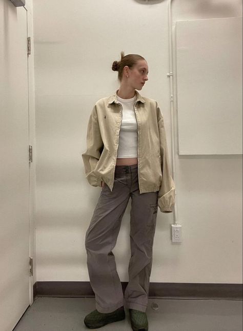 Cream Windbreaker Outfit, Cream Jacket Outfit Winter, Tan Jacket Outfit Women, Tan Jacket Outfit, Beige Jacket Outfit, 2024 Energy, Toronto Style, Style Themes, Windbreaker Outfit