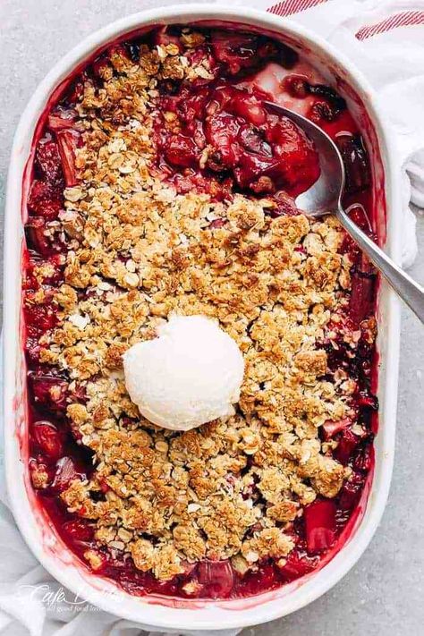 Strawberry Rhubarb Crisp is quick and easy to make desserts at only 263 calories per serve! Strawberries mix with rhubarb underneath an oatmeal cookie top. Strawberry Crumble Recipe, Mixed Berry Crisp, Oat Crust, Crisp Topping, Cherry Crumble, Strawberry Crisp, Fruit Bars, Berry Crisp, Tart Cherries