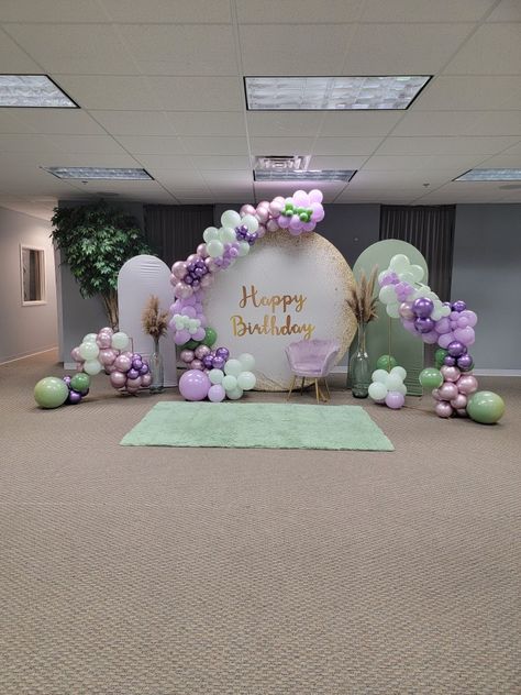 Mint Green Debut Theme, Lavender And Mint Quinceanera, Sage Green And Lilac Party Decor, Purple And Green Birthday Party Ideas, Lavender Balloon Arch, Lavender Theme Birthday Party, Mint Green Birthday, Green Balloon Arch, Quince Decorations Ideas