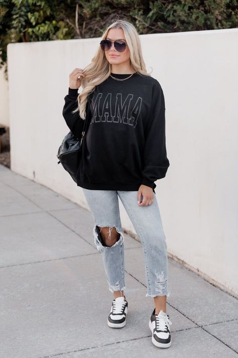 Asian Womens Fashion, Black Crewneck Sweatshirt Outfit, Black And White Sneakers Outfit, Athletic Style Women, Leggings And T Shirt Outfit, Sporty Classic Style, Crew Neck Sweatshirt Outfit, Relaxing Outfits, Sporty Mom Outfits