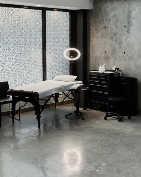 Tattoo Office Design, Open Concept Tattoo Studio, Black Tattoo Studio, Luxury Tattoo Studio, Tattoo Studio Organization, Esthetician Studio Black, Minimalist Tattoo Studio, Girly Tattoo Shop, Studio Shop Design