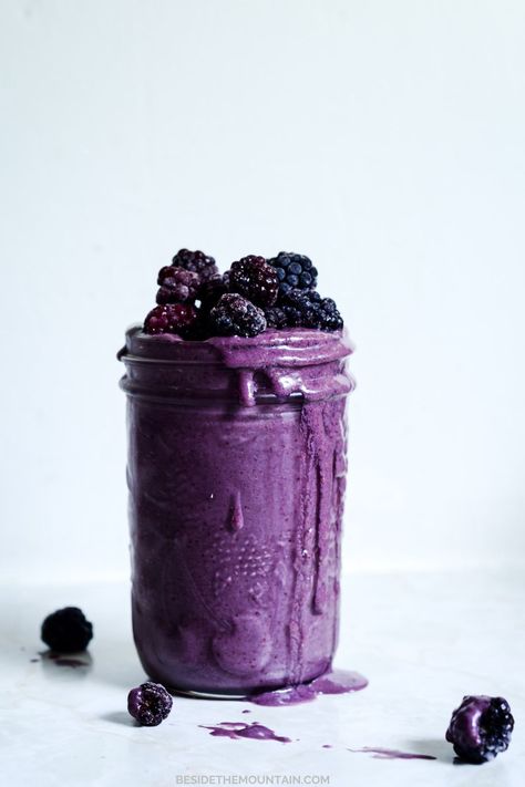 Berry Blast Smoothie, Unique Smoothie Recipes, Strawberry Smoothie No Banana, Smoothie No Banana, Blackberry Smoothie Recipes, Raw Crackers, Smoothie Berry, Berries Smoothie, Unique Smoothies