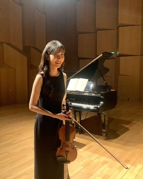 Do You Like Brahms, Violin Core, Violinist Aesthetic, Park Eunbin, Park Eun Bin, Learn Music Theory, River Flow In You, Classic Academia, Violin Players