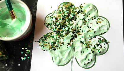 Puffy Paint Shamrock - Kid Craft Idea + Free Printable Sant Patrick, Shamrock Art, Shamrock Template, Shamrock Craft, Saint Patricks Day Art, March Crafts, St Patricks Crafts, St Patricks Day Crafts For Kids, March Activities