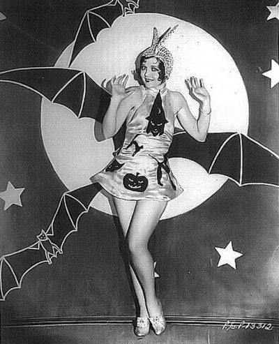 50 Vintage Halloween Costume Ideas 1920s Halloween Costume, Spooky Printables, Nancy Carroll, 1920s Halloween, Halloween Pin Up, Vintage Halloween Photos, Vintage Halloween Costume, Halloween Retro, Halloween Pins